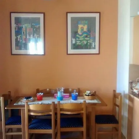 Wonderfull 2 Storey House Near The Beach Semesterbostad